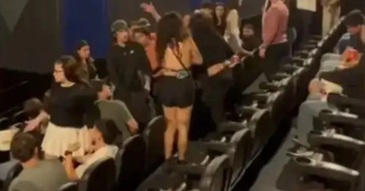 Violenta pelea en un cine de Paraná: dos mujeres discutieron por las butacas, hubo golpes y arrojaron gas pimienta