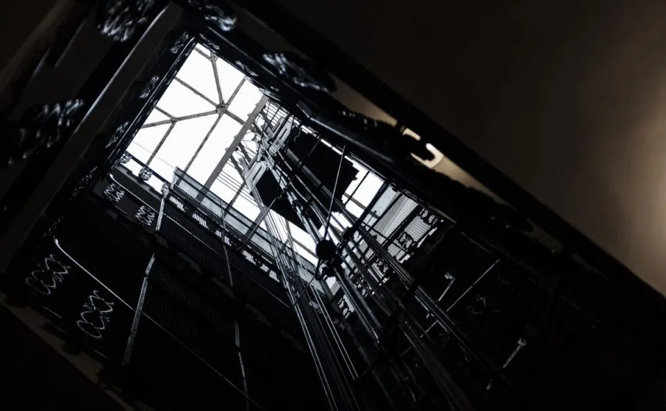 Homem é encontrado morto após cair em fosso de elevador em prédio de Araucária