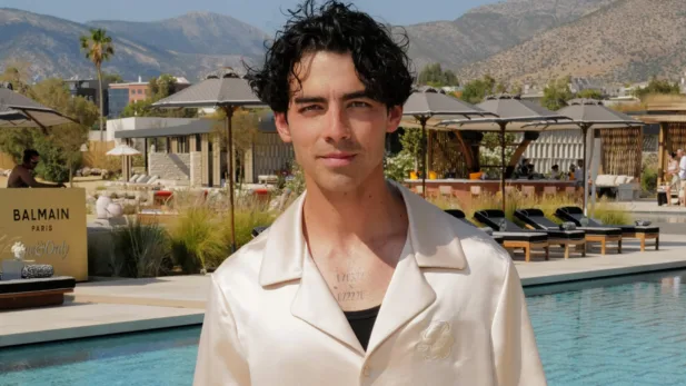 Joe Jonas relembra período “mais difícil da vida” e revela conselho que o ajudou a seguir nos palcos: “Escrevi no espelho do camarim” Foto: Getty)