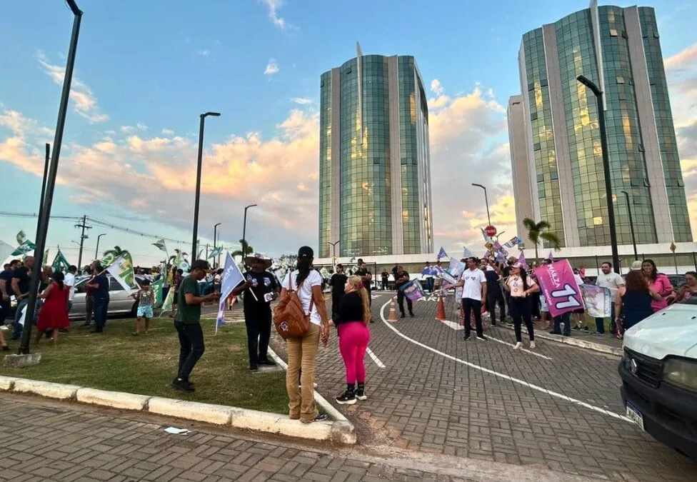 Militância começa a chegar para receber candidatos durante debate do ac24horas