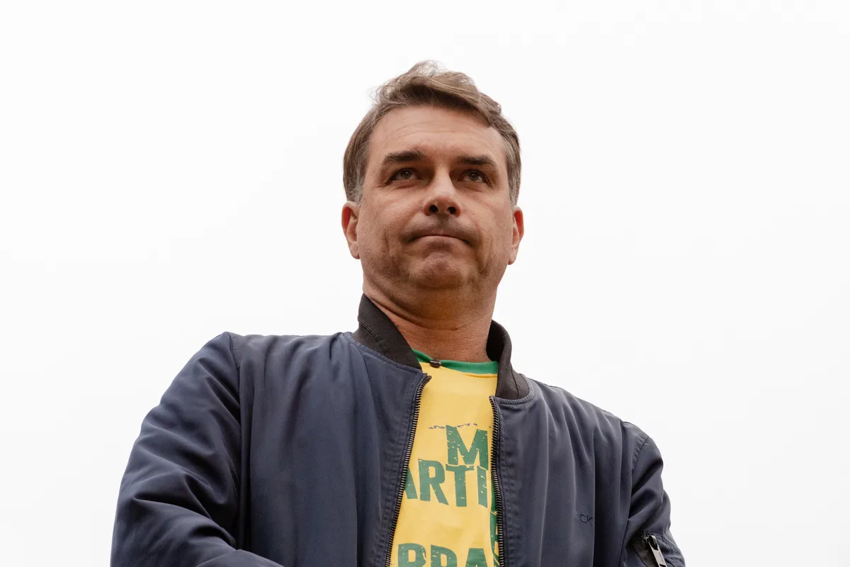 Defesa de Flávio tentou tirar investigação de caso Dark Horse de Dino