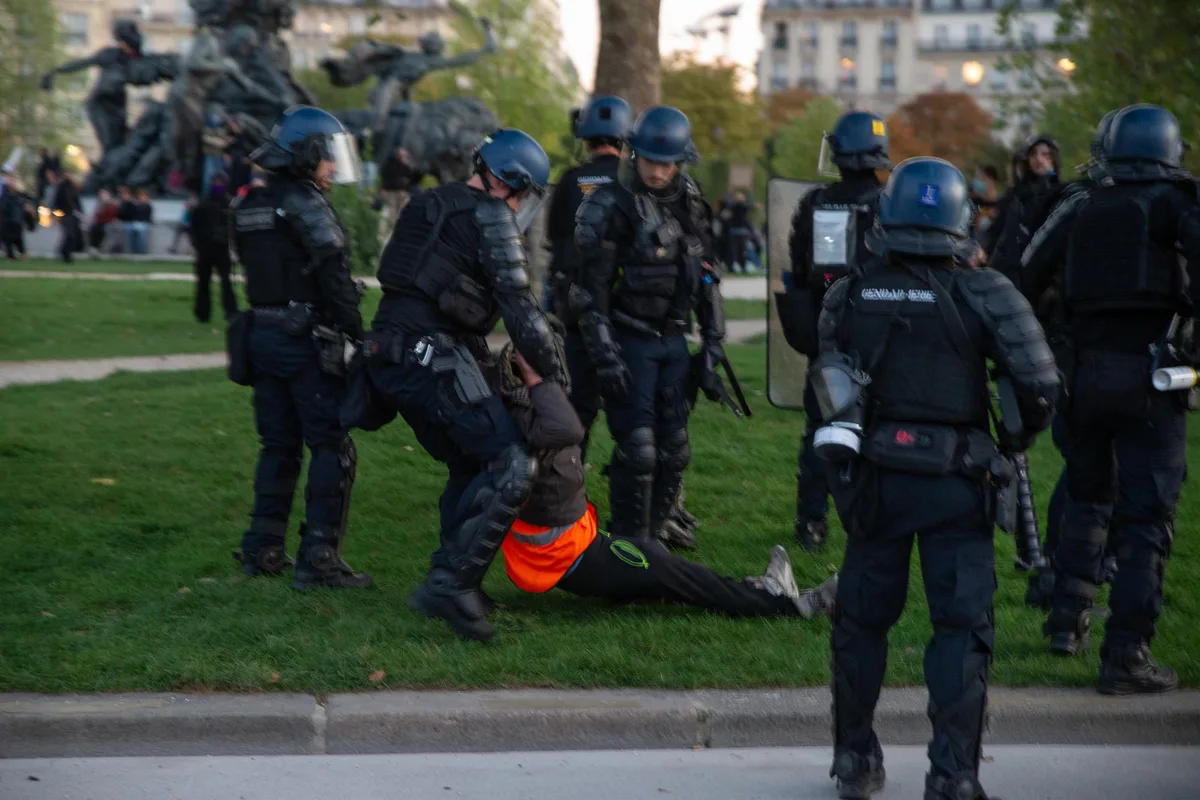 Interrogatoires sauvages, violences, racisme... Des avocats dénoncent les conditions de garde à vue de lycéens