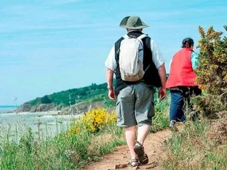 « Beaucoup de déçus, lorsque nous sommes obligés d’annuler » : comment expliquer le succès de la randonnée en Bretagne ?