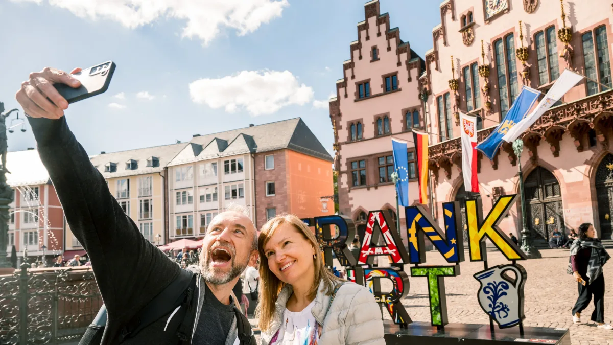 Blick auf Touristen: Grüne Soße zu jeder Tageszeit