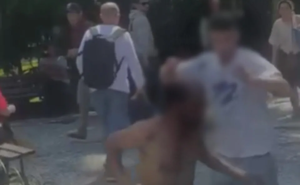 Vídeo mostra pancadaria na Praça Carlos Gomes! Homem é espancado na frente de pedestres