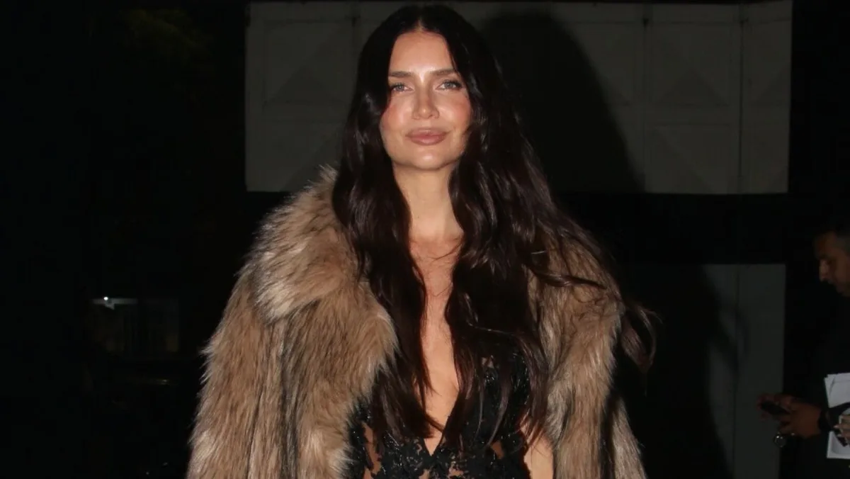 Zaira Nara brilló con naked dress y abrigo de piel en un desfile lleno de famosas: los audaces looks