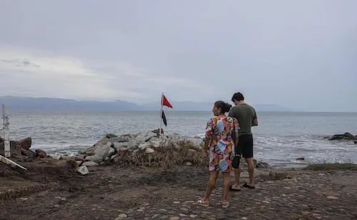 Olas de Simon rompen con furia frente a El Caballito en Puerto Vallarta; turistas se acercan a malecón pese a advertencias