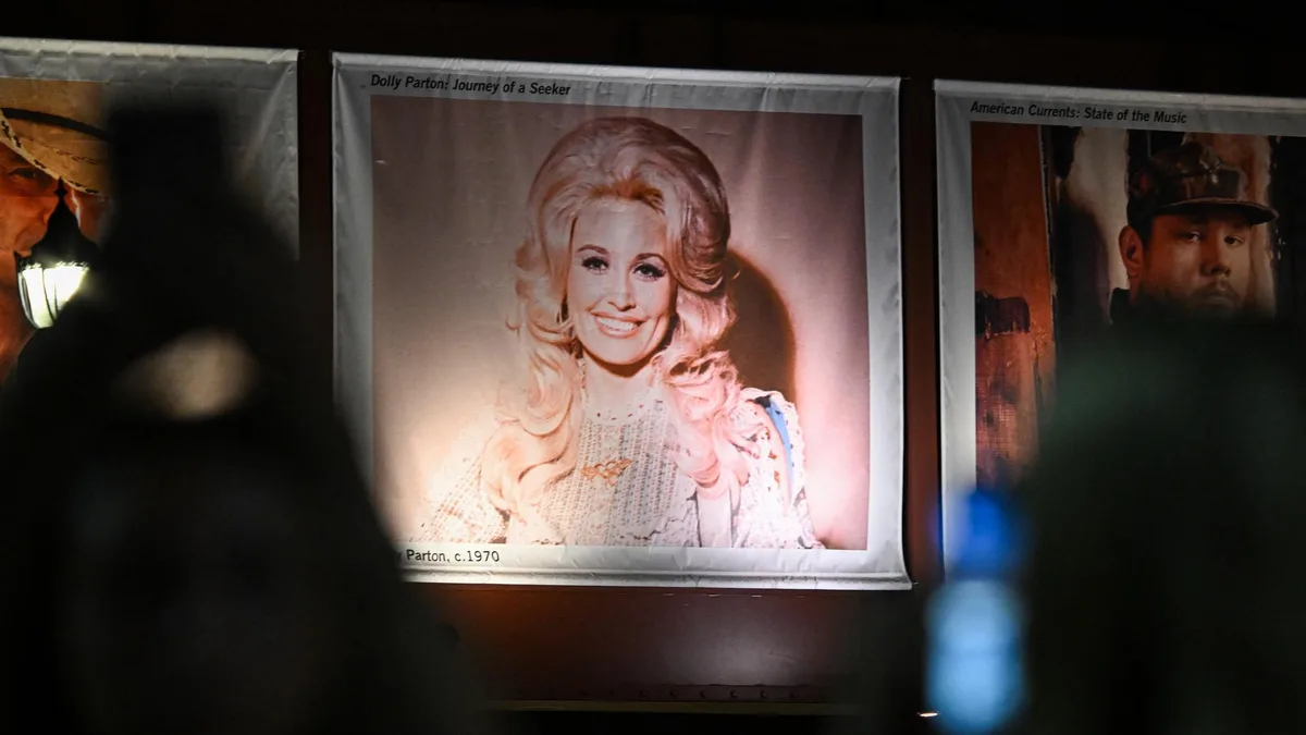 Après la mort de Dolly Parton, la tentative de récupération de Donald Trump rappelle son statut d’icône universelle