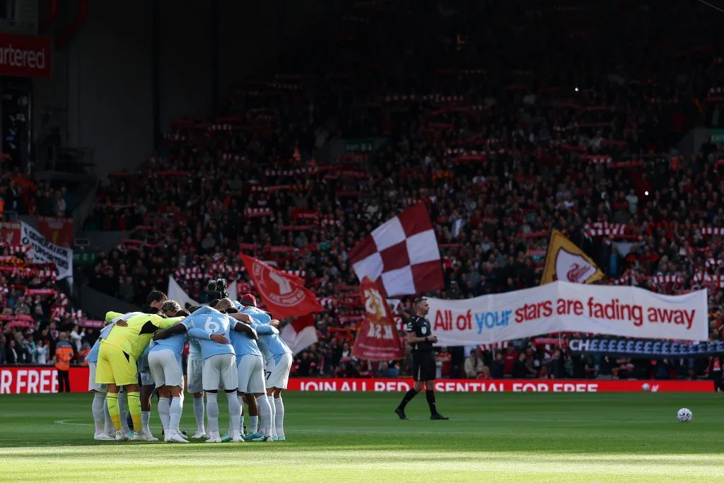 Torcida do Liverpool vaia e provoca Manchester City em clássico após condenação