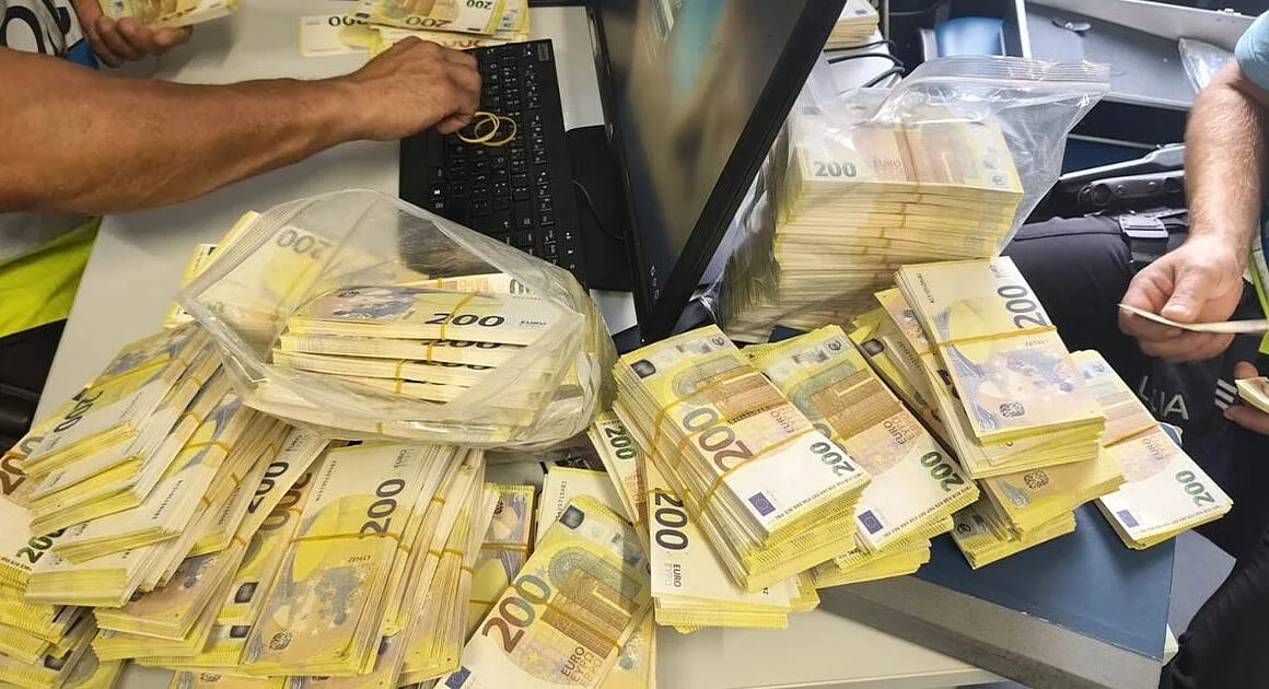 Mala com quase 1,5 milhões de euros em notas falsas encontradas no lixo
