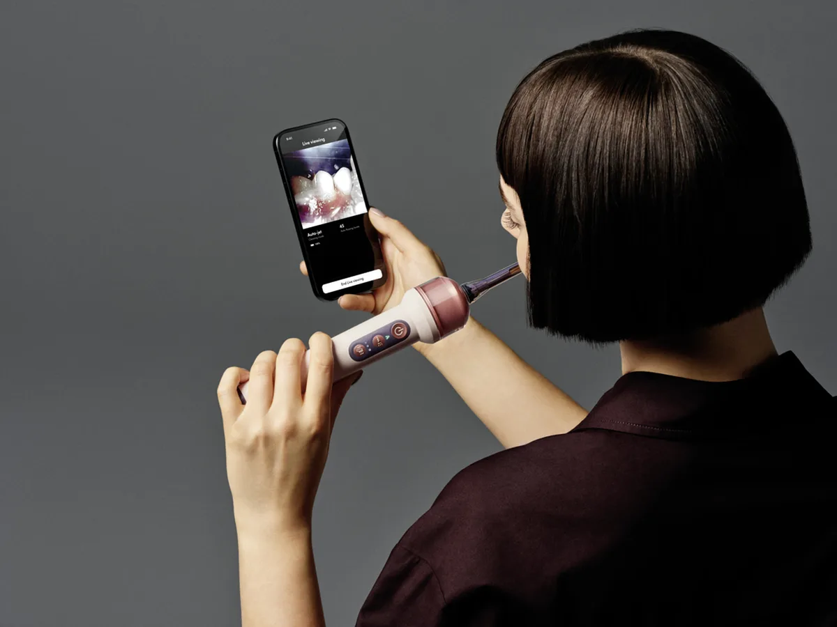 Dyson lance une brosse à dents qui filme l'intérieur de votre bouche pour viser la plaque dentaire