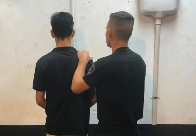 Engañó a varias personas con falsas promesas laborales e intentaron vengarse: lo rescató la Policía y quedó detenido