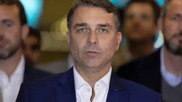 Flávio Bolsonaro promete conceder amnistia ao pai. Julgamento foi "farsa"