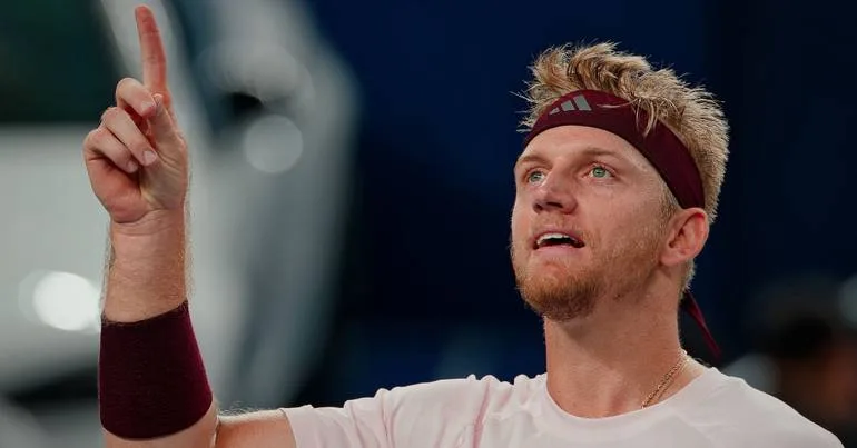 Fokina surpreende Zverev e apura-se para a final do Masters