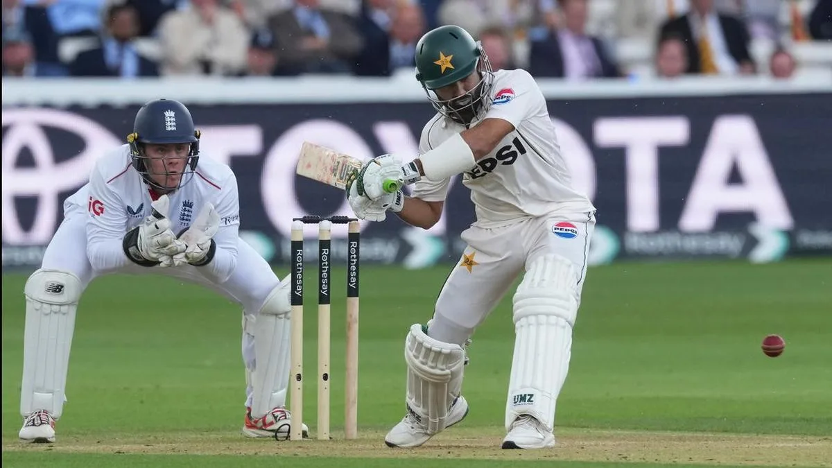 Struggling Pakistan axe coach and replace seven players