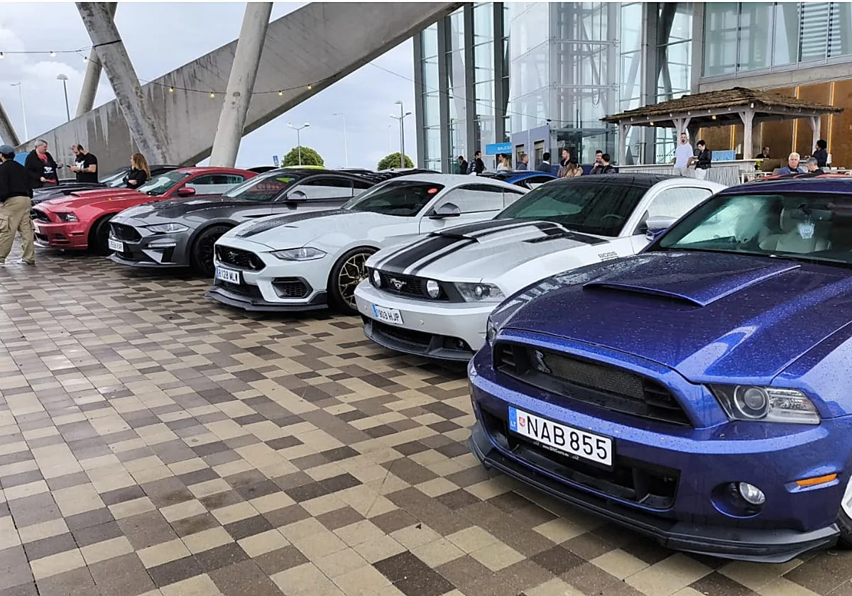 Denia acoge un evento nacional de coches americanos benéfico contra el cáncer infantil