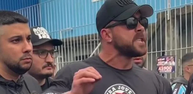 Torcedores do Vasco protestam contra Coutinho em jogo com Grêmio: 'Judas'