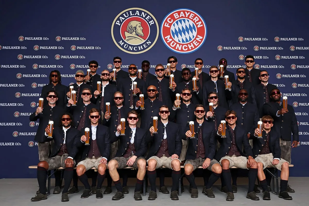 Bayern veste-se a rigor para a festa da cerveja, mas Saibari não quis posar com a caneca