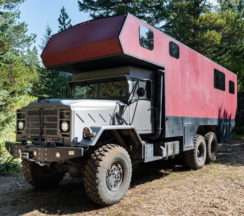 Fue un camión militar de cinco toneladas, ahora es una camper de 11 metros con capacidad para una familia entera