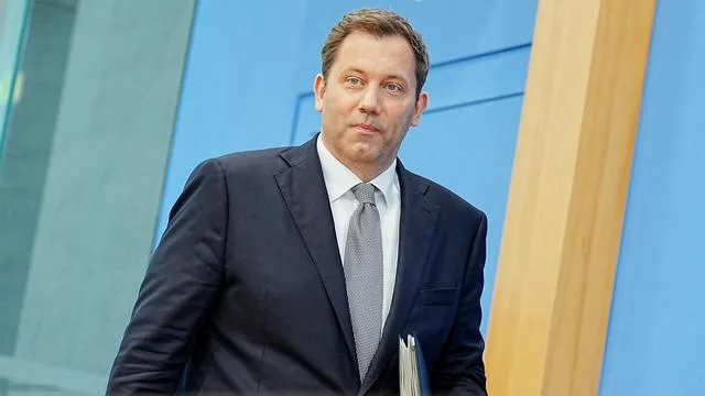 Maßnahme gegen Spritpreise: Klingbeil und EU-Kollegen fordern Übergewinnsteuer für Ölkonzerne