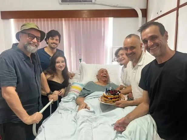 Rosamaria Murtinho atualiza estado de saúde de Mauro Mendonça após repercussão de foto; veja Rosamaria Murtinho e Mauro Mendonça