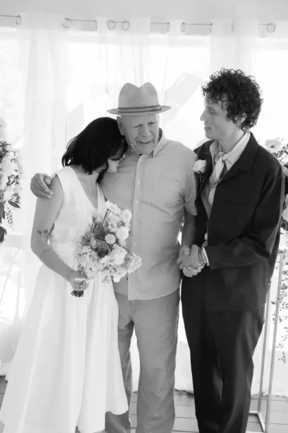 Bruce Willis aparece em rara foto no casamento da filha