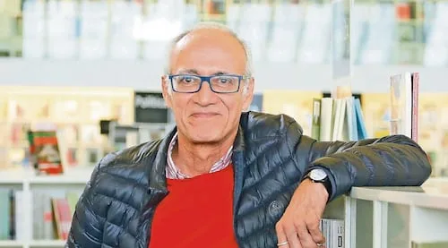 Lecciones luminosas en un Informe negro, novela de Francisco Hinojosa