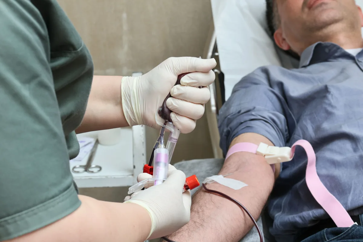 Exame de sangue pode acusar câncer e revelar onde tumor se originou, sugere estudo