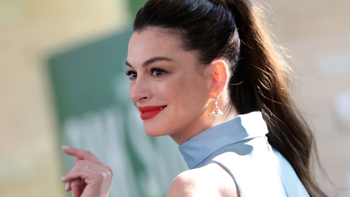 Anne Hathaway cambia las uñas blancas por un efecto velo que las hace parecer más naturales y luminosas