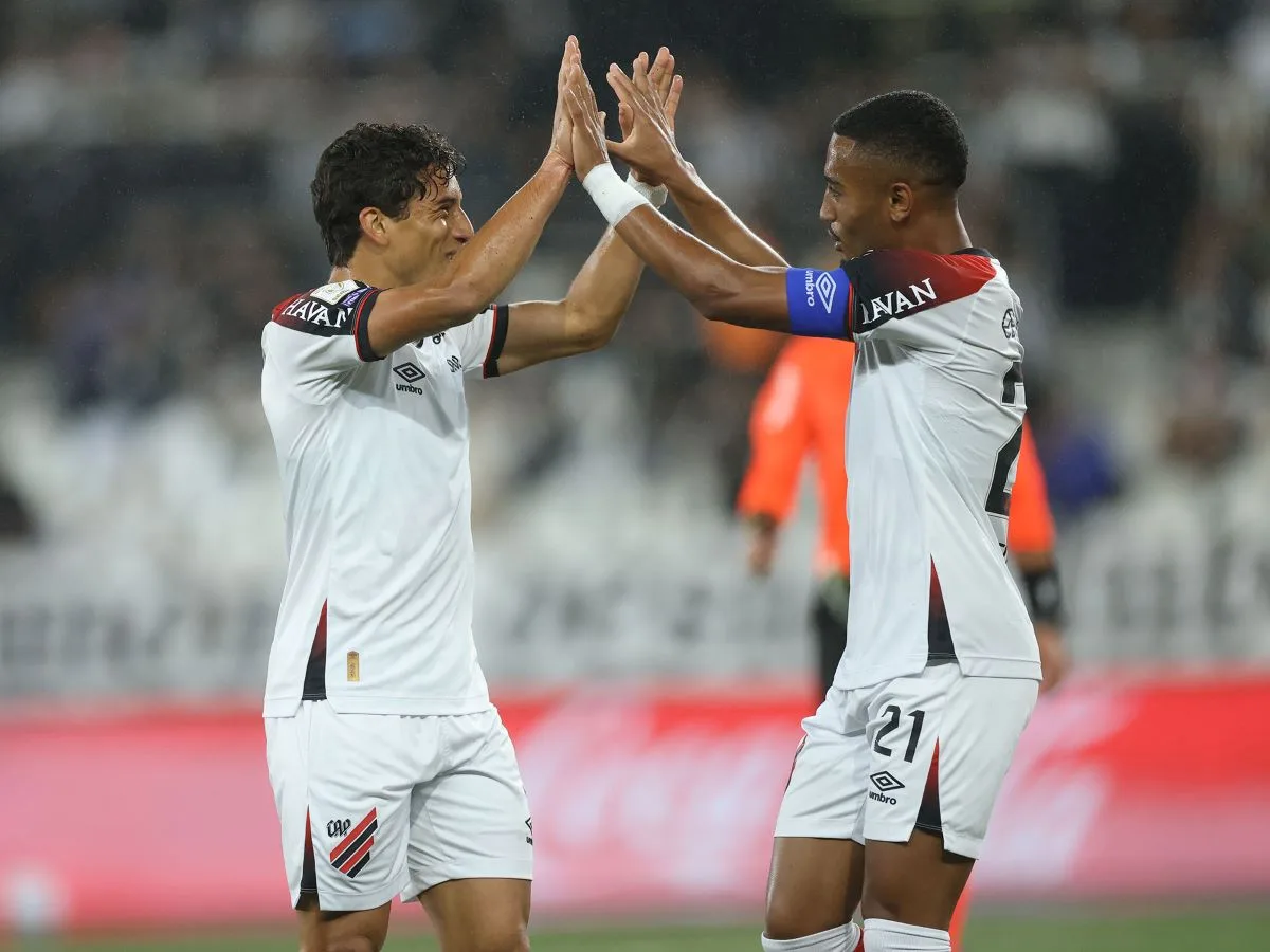 Athletico-PR vence o Botafogo e cola na vice-liderança do Brasileirão