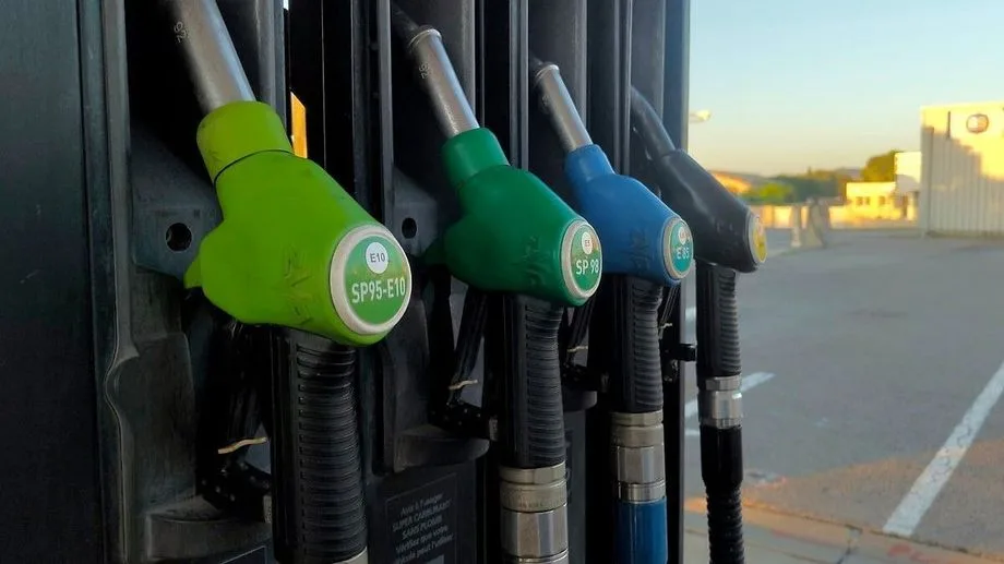 "On ne l'a pas vu de l'été" : à cause du prix de l'essence, ce couple de Dordogne ne peut pas aller voir leur fils
