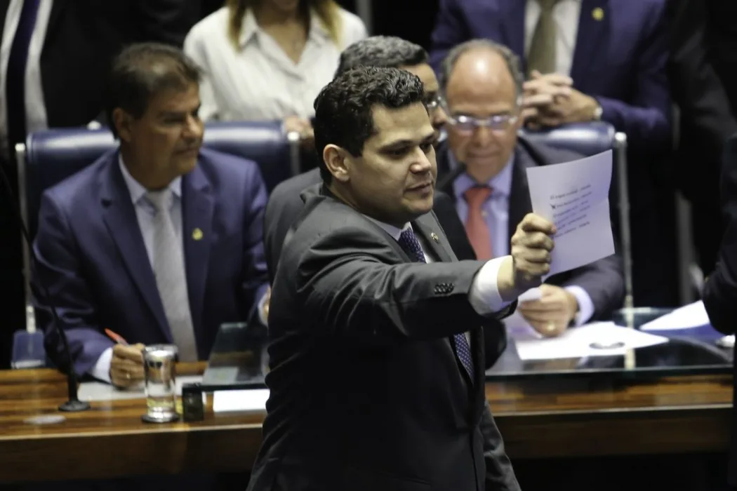Alcolumbre pauta votação da PEC do fim da escala 6x1 para quarta-feira, 14