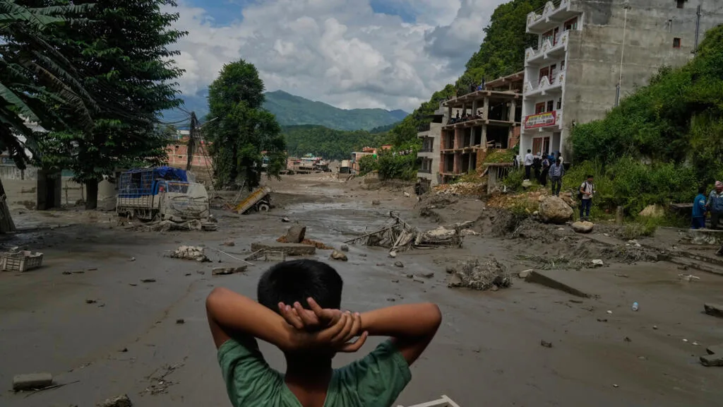 Crue dévastatrice au Népal et au Tibet: les secours à la recherche de plus d'un millier de disparus