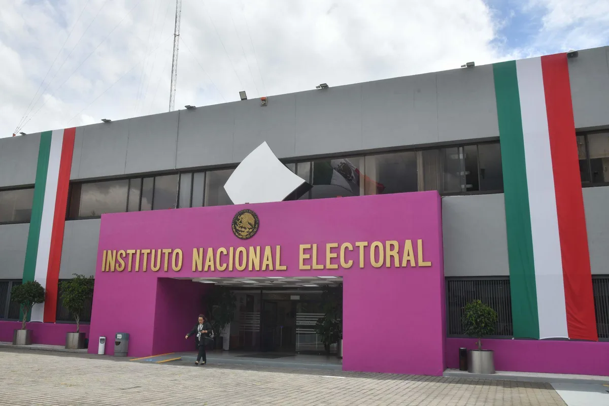 Morena enfrenta denuncia ante el INE por supuesto destape anticipado de aspirantes rumbo a 2027
