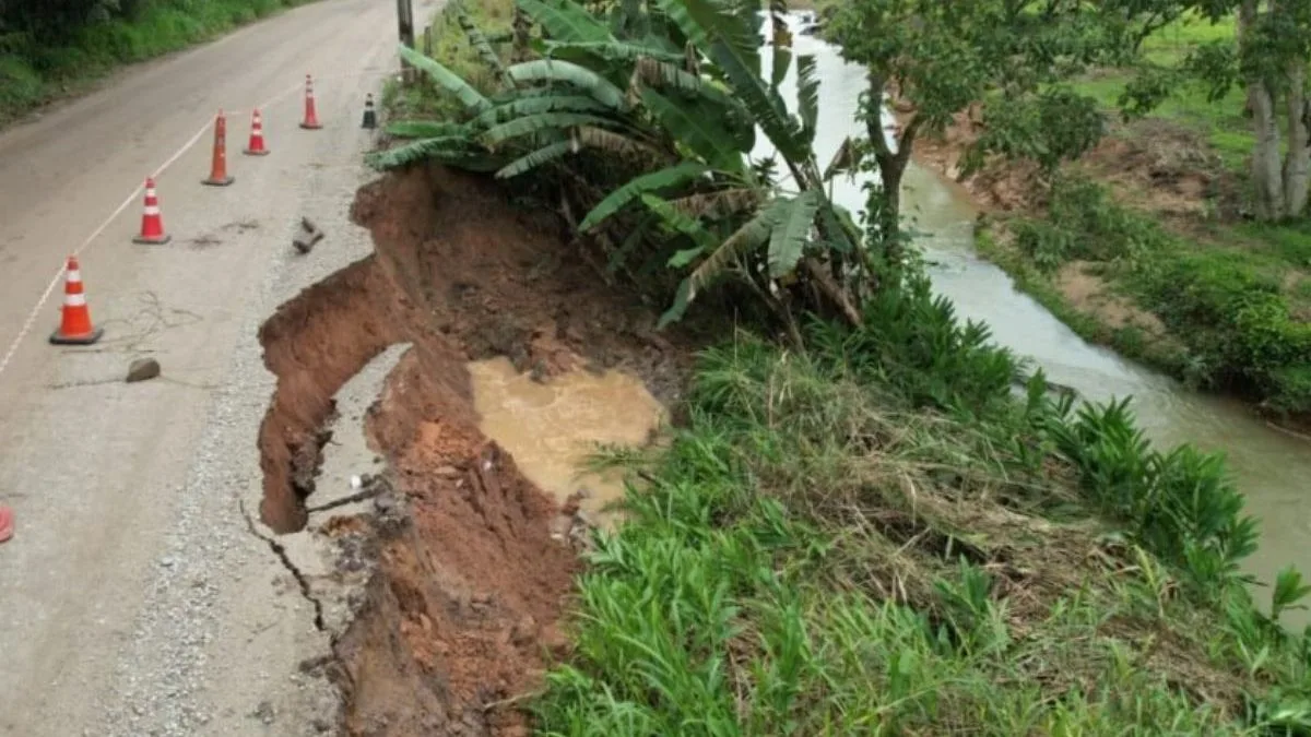 FOTOS: Chuva faz asfalto ceder, abre cratera e transforma margem de estrada estratégica em área de risco em SC