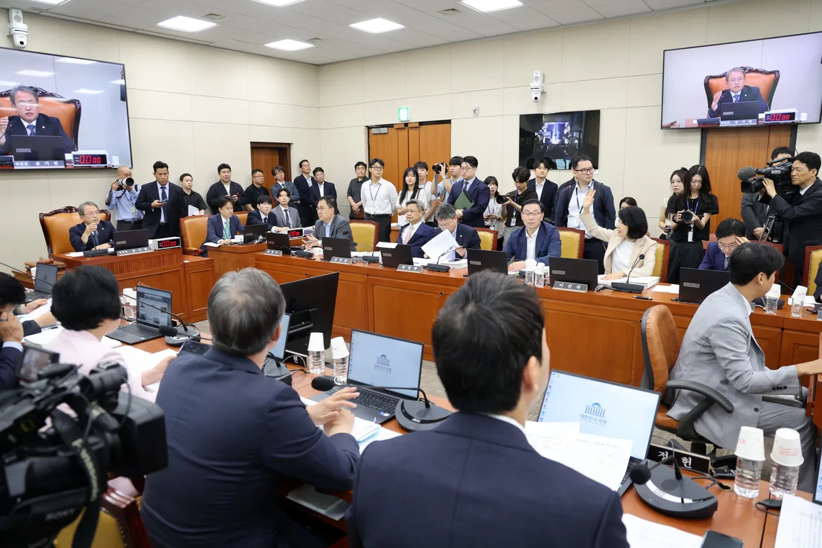 국회 과방위 파행…이진숙 ‘5·18 토론회’ 논란으로 충돌