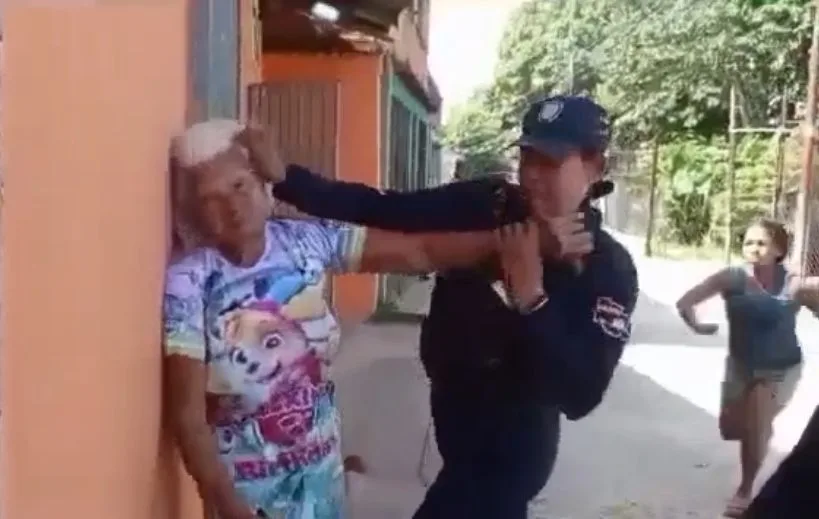 VIDEO: uniformada de PoliCarabobo agredió a una adulta mayor y a una embarazada