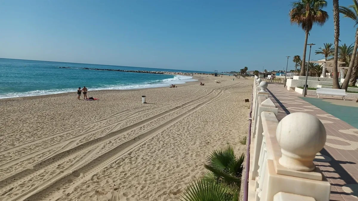 Fallece un varón de 30 años tras sufrir una parada cuando se bañaba en una playa de Garrucha