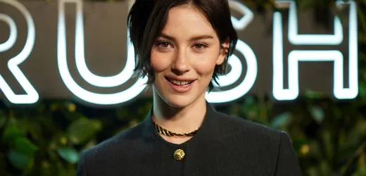 Gracie Abrams: Sängerin wollte sich wegen eines Songs »die Augen auskratzen«