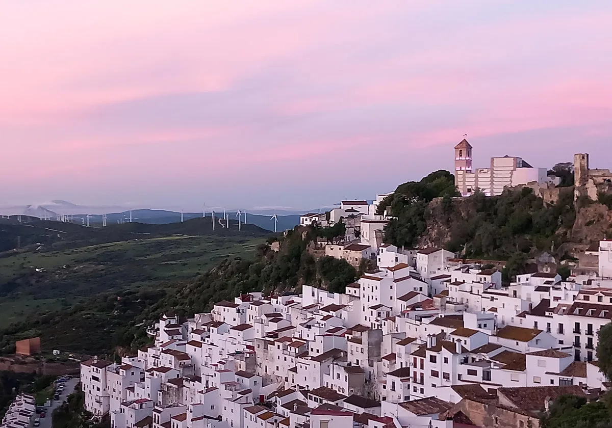 El pueblo blanco de Málaga que parece derramarse por una montaña y termina en un castillo con vistas al Mediterráneo