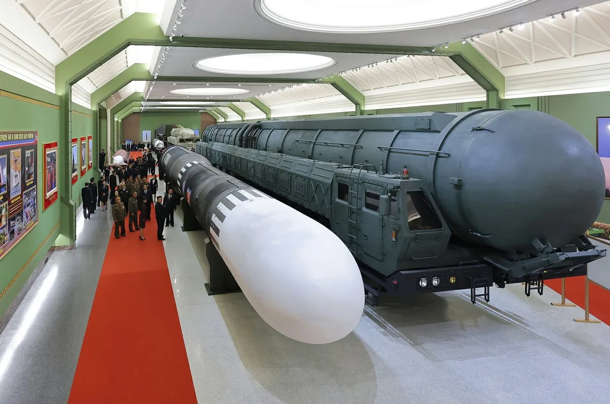 北, 다탄두 ICBM·신형 SLBM 공개…美 포함 ‘사정권 지도’도 전시