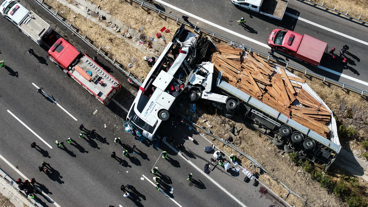 Crash mit Lkw - Elf Tote bei Reisebusunfall in der Türkei