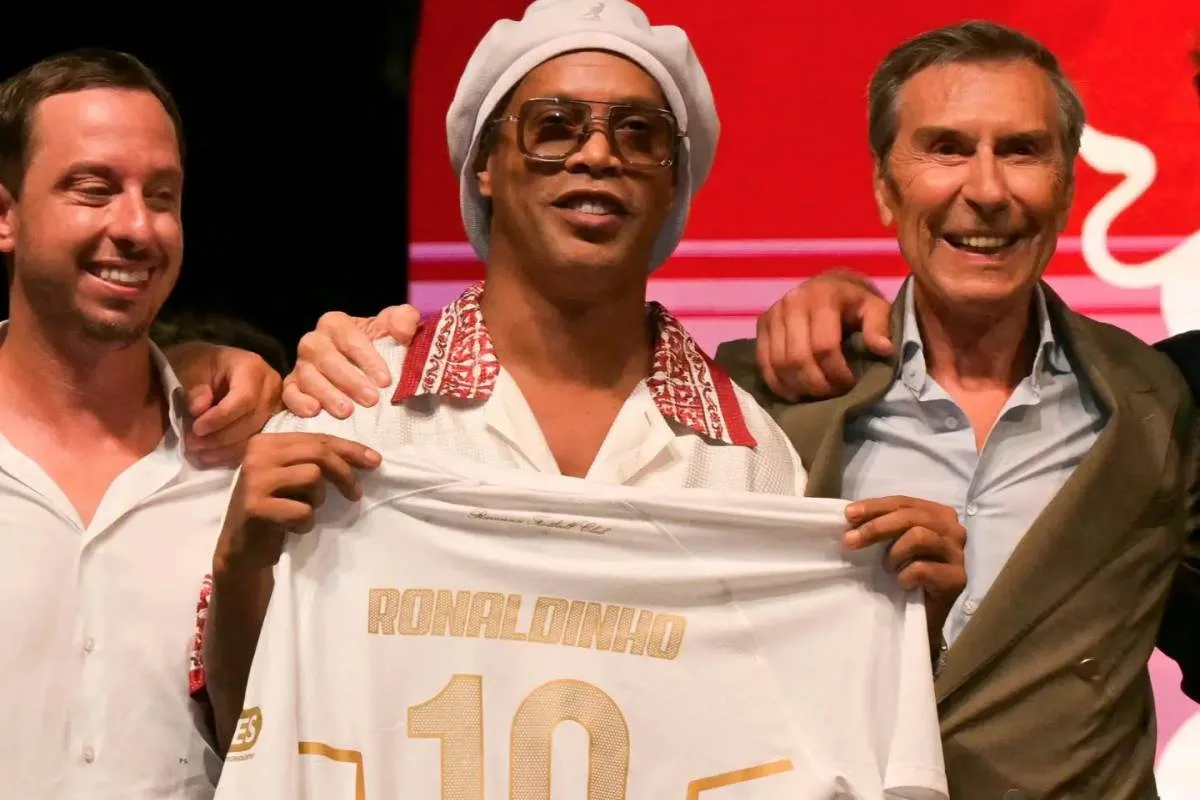 Ronaldinho é apresentado no Ravenna, da Itália: "Fazer o que eu amo"