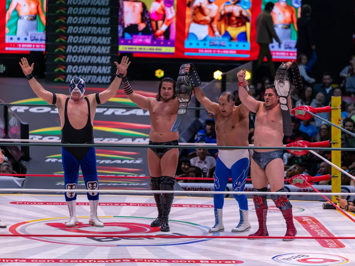 ¡Sobreviven los campeones! Ángel de Oro y Niebla Roja retienen ante Atlantis y Blue Panther en la Arena México