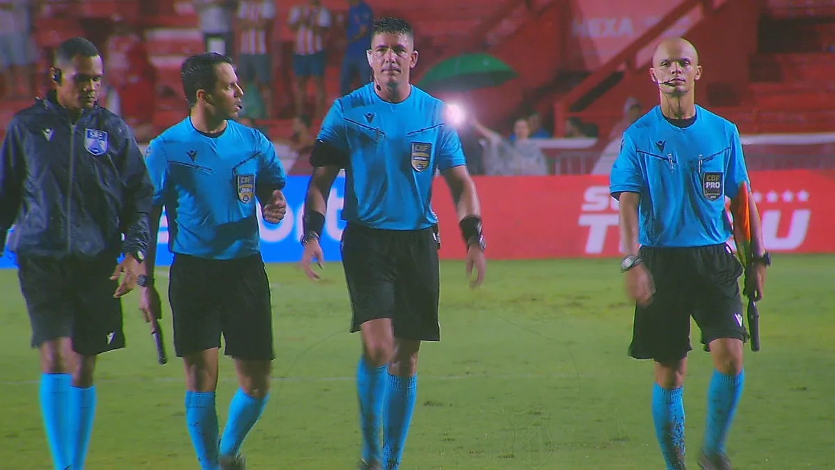 PC Oliveira critica reversão de escanteios pelo VAR em jogo da Série B: "Falha muito grande"