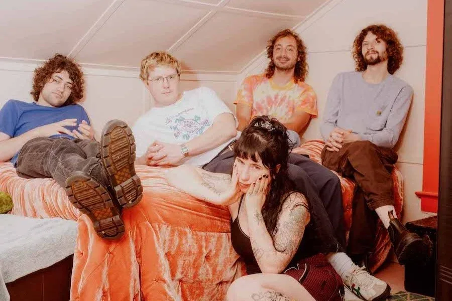 Muitas histórias, guitarra e a forte influência do sul dos EUA: você já conhece o som do Wednesday?