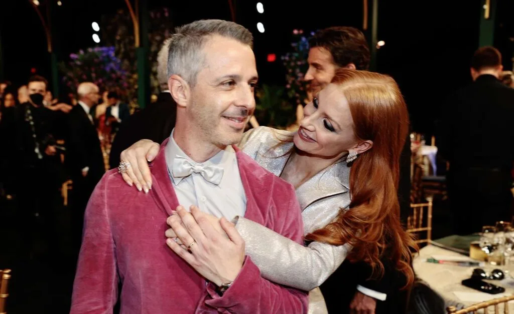 Jeremy Strong e Jessica Chastain trocam mensagens HILÁRIAS após ‘Outra Mamãe’ desbancar ‘O Outro Lado das Redes’ nas bilheterias
