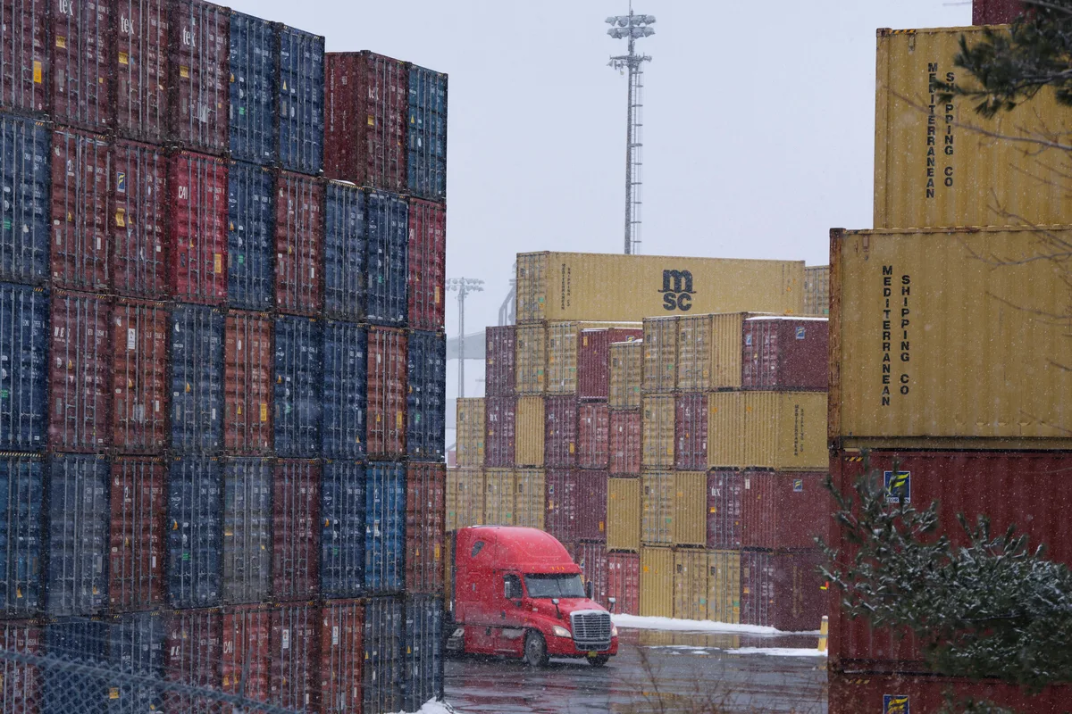 Aduana bloquea camiones vacíos y pone en riesgo producción industrial de Coahuila