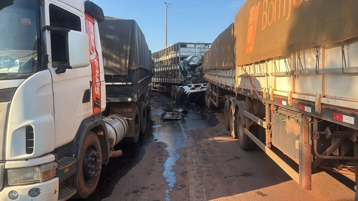 VÍDEO: motorista morre em engavetamento envolvendo quatro carretas em MT