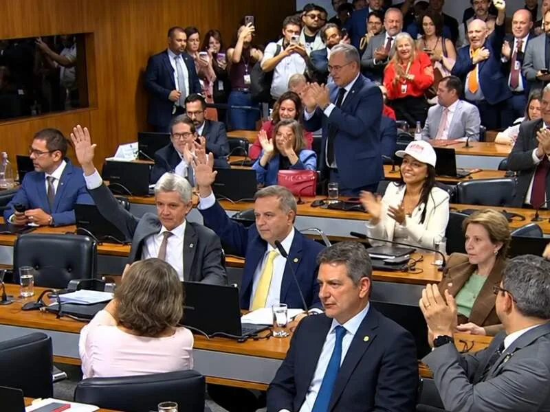 Escala 5x2: PEC passa em comissão com um voto a favor e um contra de MS